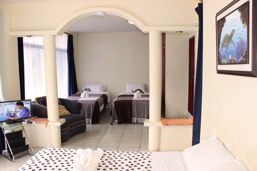 Hotel Planet House Puerto Ayora  Zimmer foto