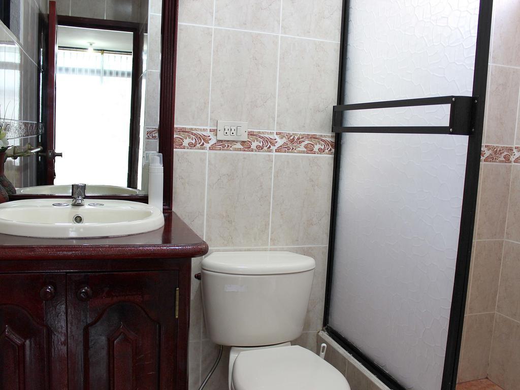 Hotel Planet House Puerto Ayora  Zimmer foto